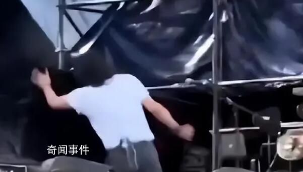 媒体评乐队主唱扔掉提词器 普遍认为不忘歌词的重要性是毋庸置疑的