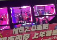 湖南常德街头惊现“公交车酒吧” 引得周围市民频频关注