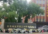 悼念鲜花堆满中学门口 有人送去排球