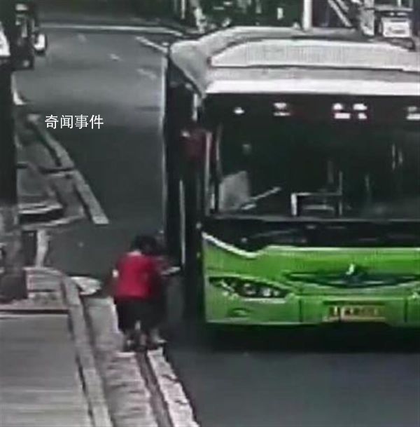 5岁哥哥把4岁妹妹推上公交后跑开 幸好民警帮忙寻回