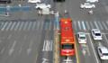 公交车闯红灯10秒让行救护车 救护车通过后专门给公交车鸣笛表示感谢