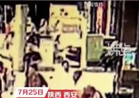 坠楼幼童父亲跪地感谢公交司机 一幼童不慎从高处摔落