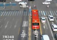 公交车闯红灯10秒让行救护车 救护车通过后专门给公交车鸣笛表示感谢