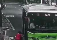 5岁哥哥把4岁妹妹推上公交后跑开 幸好民警帮忙寻回