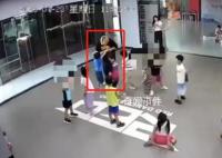 男孩学街舞被老师取绰号揪耳朵 是代课老师已开除