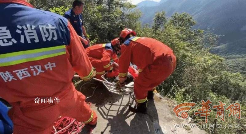 女子为拍照不听劝阻坠下60米悬崖 消防经过10小时紧张搜救才将受伤女子成功救下山崖