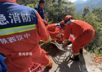 女子为拍照不听劝阻坠下60米悬崖 消防经过10小时紧张搜救才将受伤女子成功救下山崖