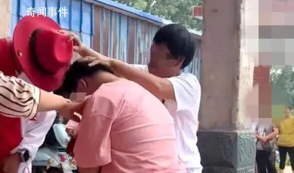 一对男女被按着头拜堂 知情人回应