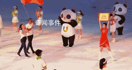 开幕式引导员的服装叫小辣椒 突出成都火热的城市个性