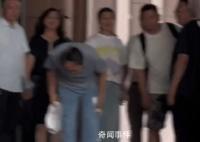 冯巩出席活动遇群众呼喊脱帽鞠躬 引起了网友的热议和感动