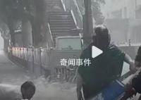 济南暴雨6人合力救起积水中被淹老人 大家不顾安危让人感动