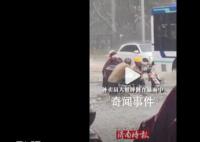 大哥冲入暴雨中救援被困女外卖员 为两位热心市民点赞