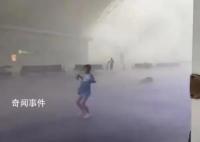 火车站多名乘客被狂风暴雨吹倒 现场一片混乱