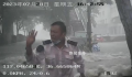 老人被冲倒 公交司机用车挡住激流