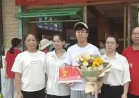 儿子考上北大 奶茶店主送2000杯奶茶