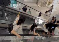 扶梯突然停运乘客原地停留20分钟 引发网友热议