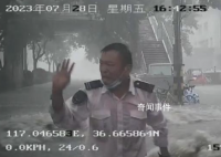 老人被冲倒 公交司机用车挡住激流