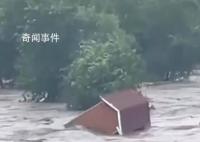 直击北京暴雨:有房屋被冲进河流