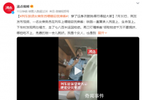 列车遇塌方延误 乘务员哽咽安抚乘客