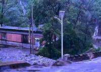 京津冀暴雨:山洪暴发冲走大量汽车