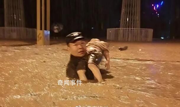 洪水中托举女孩的辅警获记一等奖
