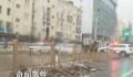 实拍洪水退后的北京门头沟城区 沿路还有抛锚的车辆停留