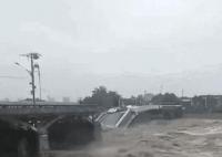 北京暴雨致一桥梁坍塌 有车辆被冲走