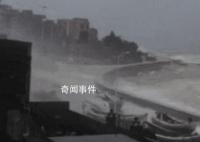 泉州海峡体育馆屋顶被台风掀翻 主体结构完好