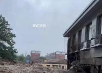 K396脱困乘客:走铁路钻树林9小时