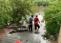 北京凉水河暴涨 仍有人越线捞鱼