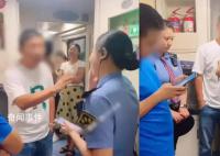 乘客被困情绪激动 列车长快被问哭