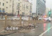 实拍洪水退后的北京门头沟城区 沿路还有抛锚的车辆停留