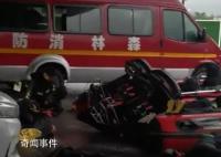 抢险一线的消防员们在桥底席地而睡
