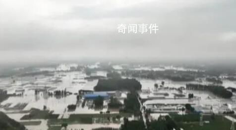 航拍涿州洪水:道路被淹仅剩树冠