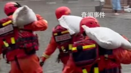 哈尔滨暴雨导致内涝 中央大街排涝