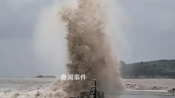 “卡努”在浙江沿海掀起10多米高巨浪