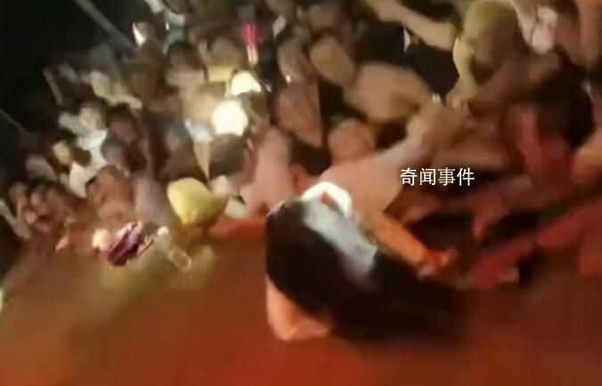 女歌手表演时被男观众脱下舞台 警方已介入处理此事
