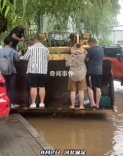 铲车司机送市民过积水收20元引争议 仅半天时间挣够油费
