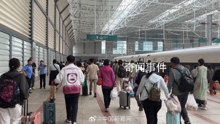 被困列车旅客称曾6人分1瓶水 一度断水断粮断网