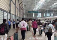被困列车旅客称曾6人分1瓶水 一度断水断粮断网