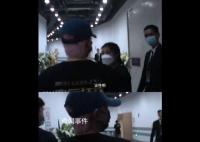 保安让王源出示自己演唱会的工作证 这件事情引起了网友们的热议和讨论