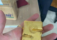 男子把买房送的1000克黄金卖了45万 我一开心就花100元买了5张彩票庆祝
