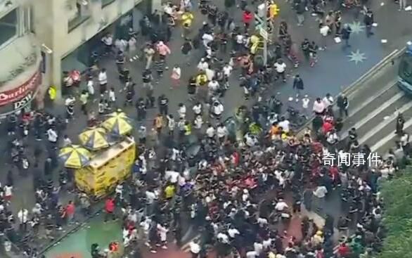 纽约爆发骚乱:人群向警方投掷石块