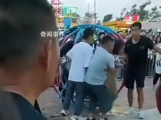 大连一游乐设备运行中突然绳索断裂 这一幕吓坏了地面上的许多游客