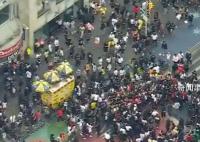 纽约爆发骚乱:人群向警方投掷石块