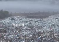 暴雨过后的下游河道:堆满生活用品