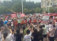 救援队陆续撤离涿州 居民夹道送别