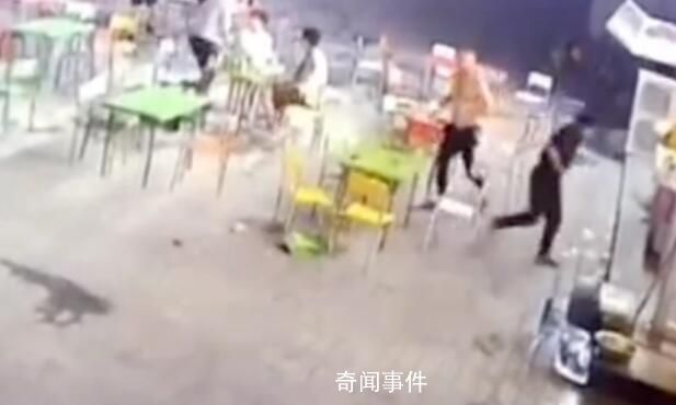 烧烤店主大喊屋内客人出来避险 地下轰隆隆响天上闪白光