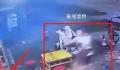 地震瞬间男子跑开两秒后奔向妻子 折返是对妻子的爱与男人的责任