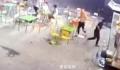 烧烤店主大喊屋内客人出来避险 地下轰隆隆响天上闪白光